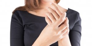Eczema des mains, doigts : causes, quels traitements pour le soigner ?