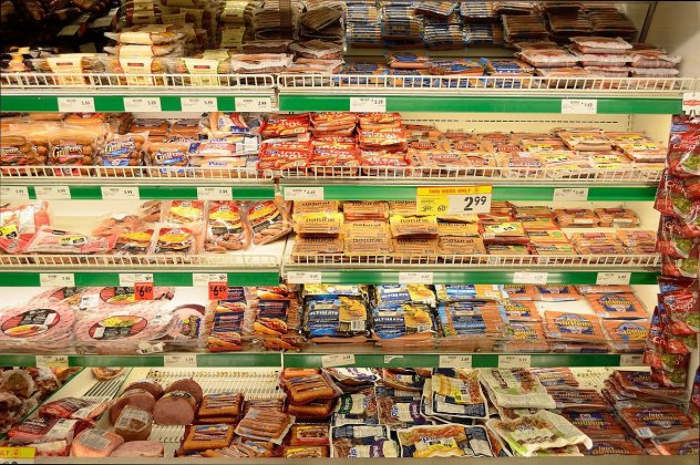 Photo : rayon de viande transformée en supermarché