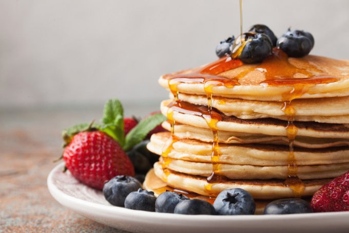 Pancakes blancs d&apos;œufs aux fruits rouges