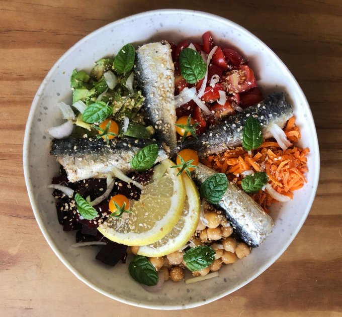 Power bowl aux sardines, pois chiches et légumes