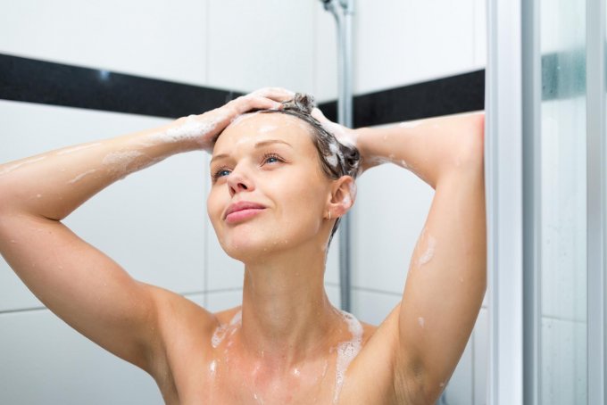 Utiliser un shampooing à l&apos;acide salicylique