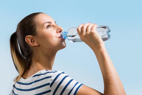 Boire de petites gorgées d&apos;eau pour éliminer les toxines