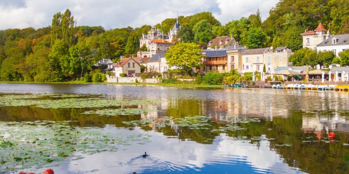 september 2012 â in september many visitor visit the lake of pierrefond in north of paris to admire the beautiful panor...