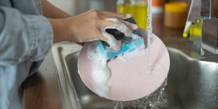 Vaisselle Ã  la main : 8 erreurs courantes et mauvaises pour la santÃ©