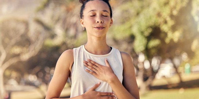 Yoga du visage : 5 exercices pour en finir avec les poches sous les yeux
