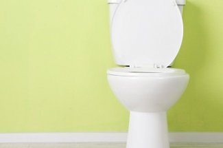 Hemorroides : la position qu-il faut adopter aux toilettes