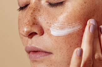 Beaute de la peau : faut-il appliquer une photoprotection au quotidien ?