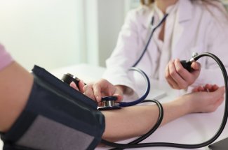 Souffrir d’hypertension en milieu de vie exposerait a un risque plus eleve de demence