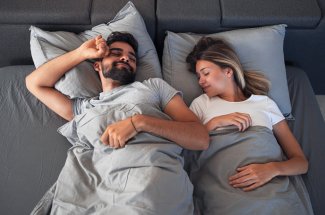 Sommeil scandinave : c’est quoi cette methode pour bien dormir en couple ?