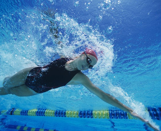 Arthrose du genou et sport : pourquoi faire de la natation ?