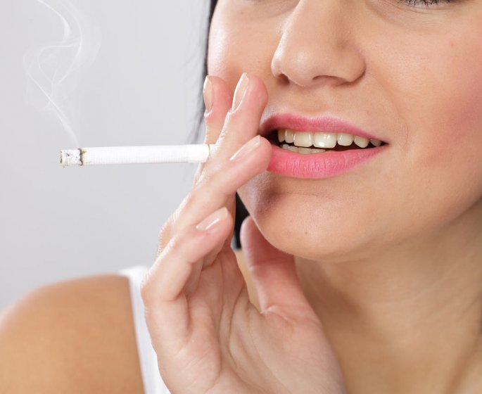 Implants dentaires et tabac : peuvent-ils tomber quand on fume ?