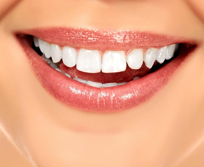 Bicarbonate pour avoir les dents blanches : les dangers