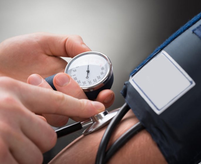 Yeux rouges : un symptome d-hypertension arterielle ?