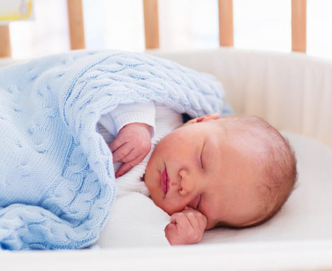 Toux du nourrisson : surelever le matelas de bebe