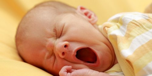 Acne du nourrisson : traitements, duree, que faire si bebe a des boutons ?