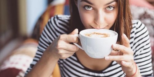 Mauvaise haleine le matin : faut-il eviter le cafe ?