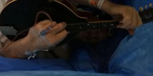 Video : il joue d-un instrument pendant l-ablation de sa tumeur cerebrale
