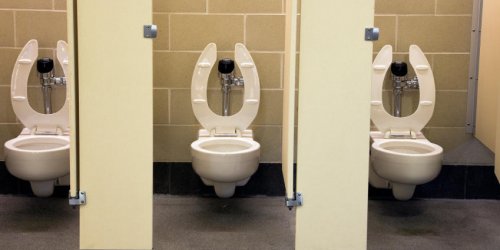 Toilettes publiques : hommes ou femmes qui sont les moins propres ?