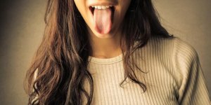 Plaque blanche sur la langue : un symptome de cancer ?