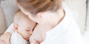 Colique du bebe allaite : 3 causes possibles