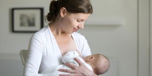 Reflux gastro-oesophagien de bebe : l-allaiter ou non ?