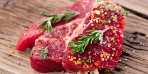 La marinade et les herbes : les deux astuces pour que la cuisson de votre viande ne soit plus cancerigene