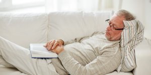 Alzheimer : faire de longues siestes augmente le risque de demence