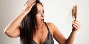 Chutes de cheveux chez la femme : les causes
