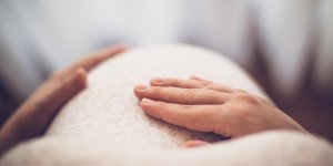 Perte blanche pendant la grossesse : qu-est-ce que ca signifie ?