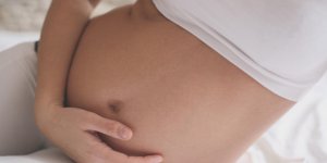 Pertes blanches abondantes : un signe de grossesse ?