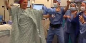 Video : elle danse avec ses chirurgiens avant sa mastectomie