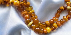 Poussees dentaires : les precautions a prendre avec le collier d-ambre