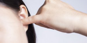 Comment nettoyer ses oreilles avec du serum physiologique ?