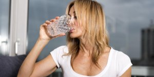 Boire de l-eau : ca peut faire maigrir sans regime ? 