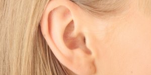 Ganglion sous l-oreille : un signe de cancer du cou ?
