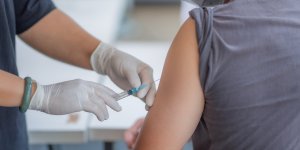 COVID-19 : le vaccin laisse-t-il une trace sur la peau ?