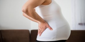 Pourquoi les gencives gonflent quand on est enceinte ?