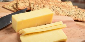 Deux fromages pourraient augmenter de 50% le risque du cancer du sein : prudence !
