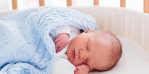 Toux du nourrisson : surelever le matelas de bebe