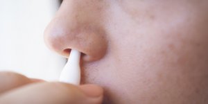 Alzheimer : bientot un spray nasal efficace pour traiter la demence ? 