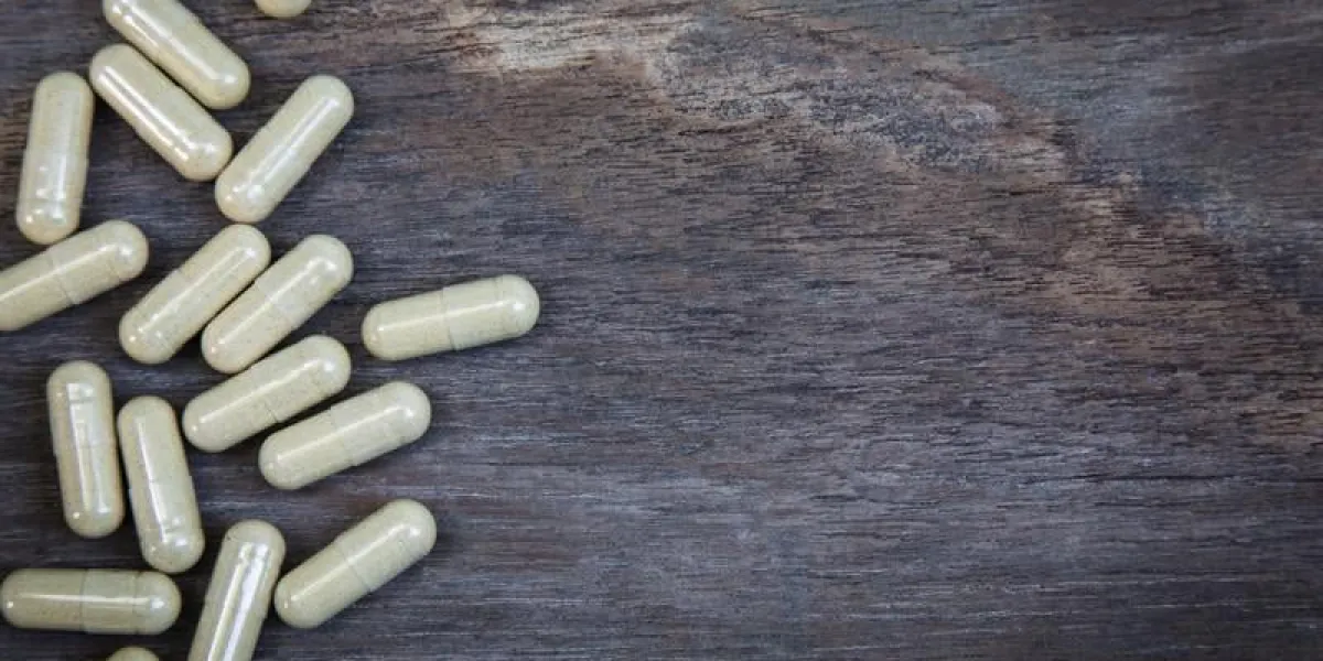 beaucoup de capsule pilule sur fond en bois