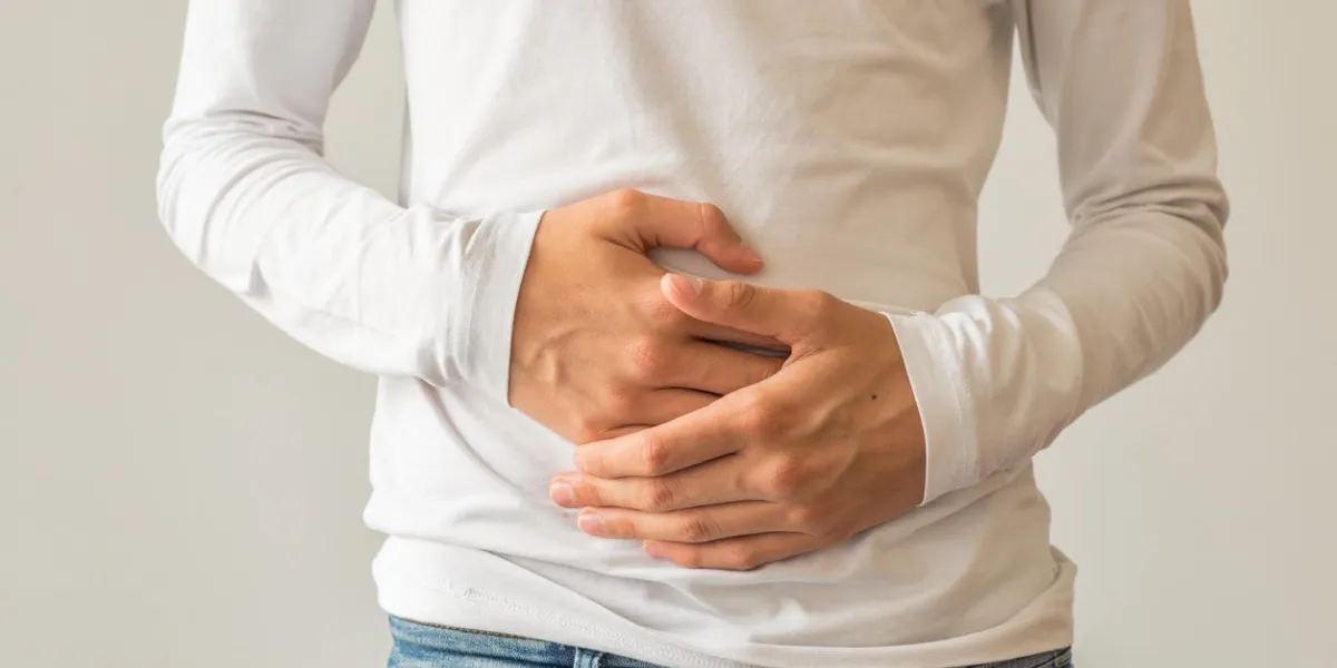 jeune homme souffrant de maux d'estomac, diarrhée, constipation, reflux acide, indigestion, nausée