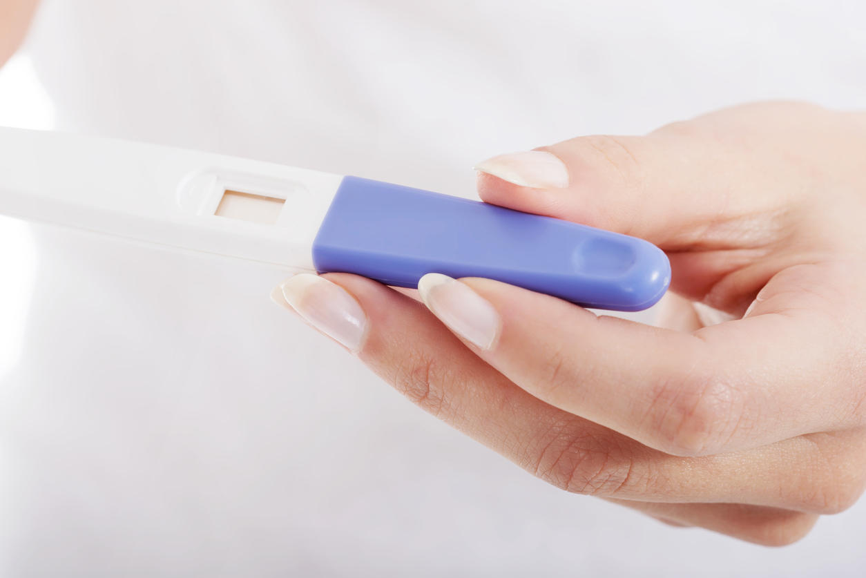 Test de grossesse négatif mais pas de règles : pourquoi ?