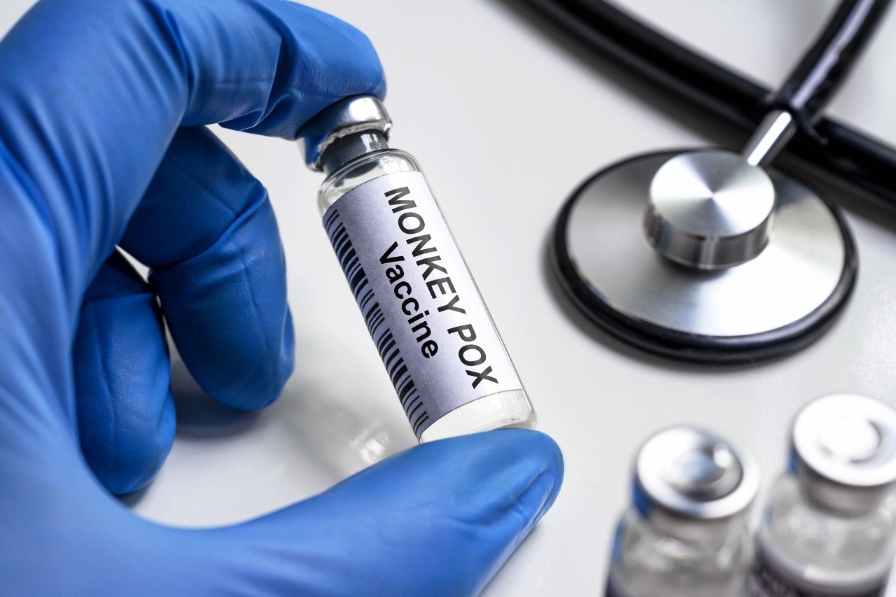 Dans son dernier rapport, Santé publique France dénombre plus de 2 400 cas de variole du singe sur le territoire national. Pour contrer cettepropagation, le gouvernement a annoncé ouvrir la vaccination dans cinq pharmacies à partir du mercredi 10 août. Ce