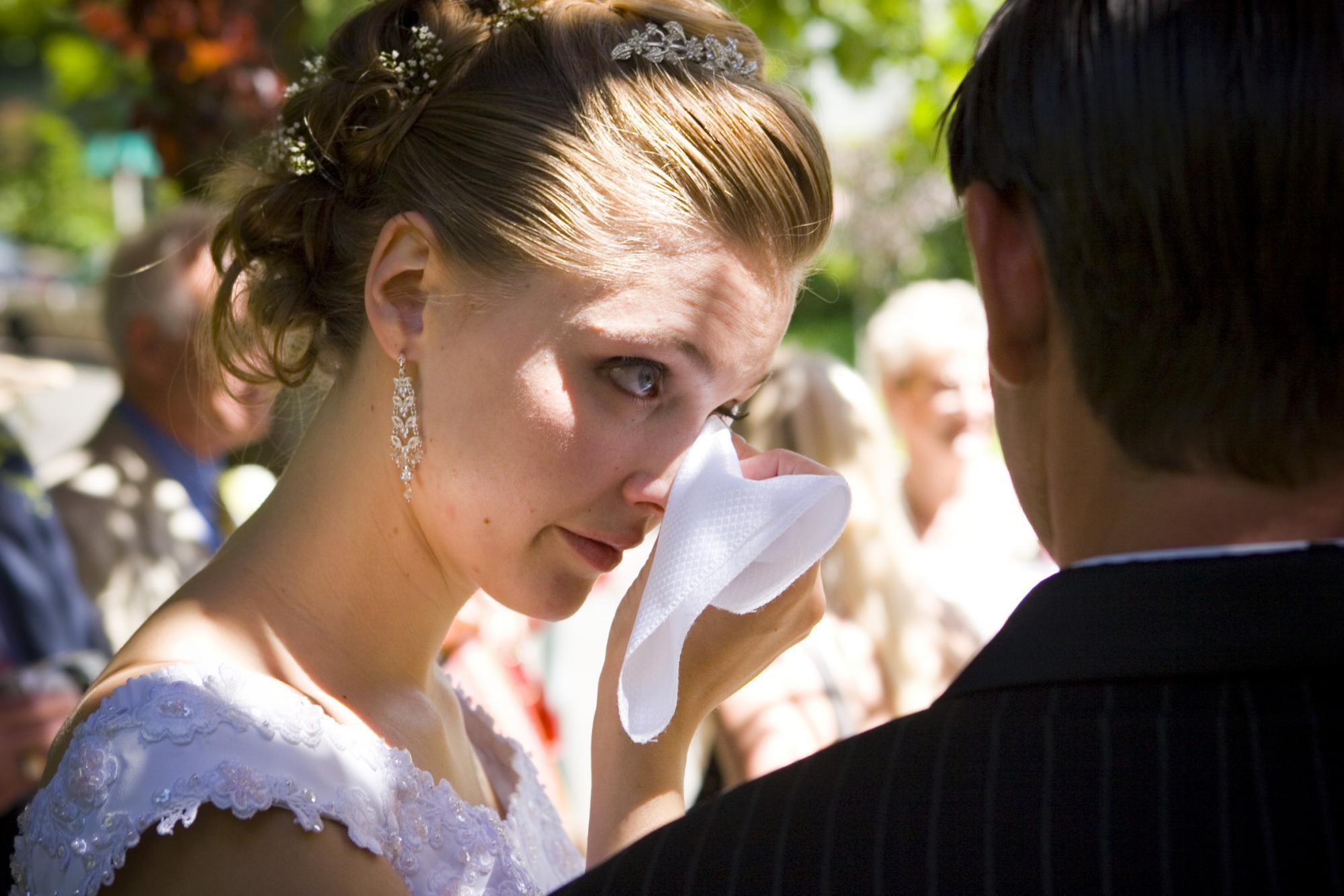 Женихе в глазах. Невеста плачет. Слезы на свадьбе. Невеста в слезах. Невеста плачет от счастья.