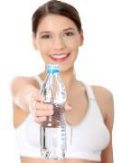 Une bouteille d’eau dans chaque main pour se muscler facile !