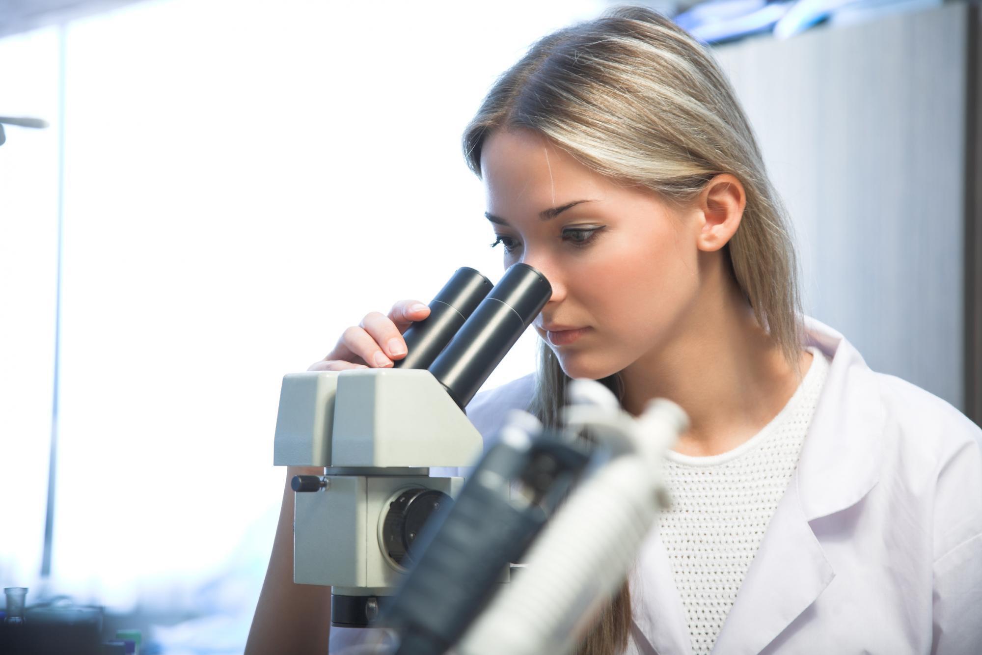 Обида микроскоп. Девушка с микроскопом. Девушка смотрит в микроскоп. Человек с микроскопом. Ученый с микроскопом.