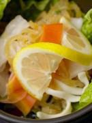 Salade de mâche aux crevettes et saumon citronné