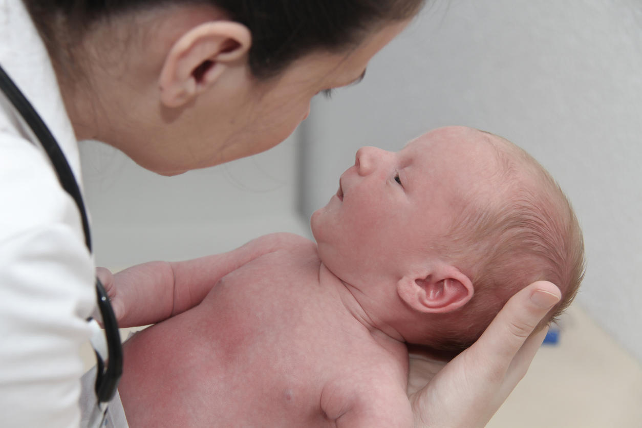 Plaque rouge sur la peau de bébé : comment savoir si c'est de l ...