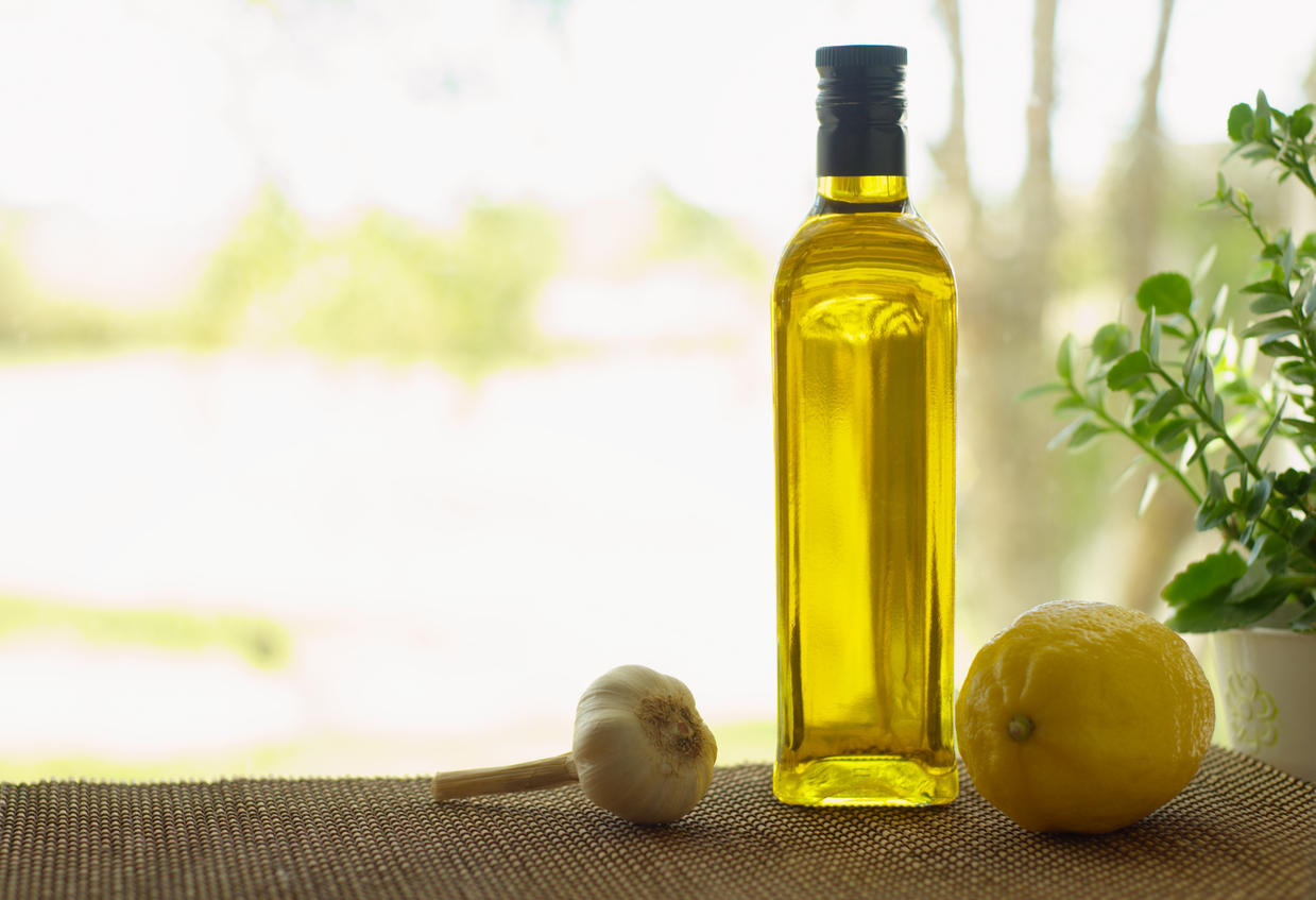 Лимон и растительное масло. Оливковое масло. Бутылка для масла. Бутылка оливкового масла. Оливковое масло в бутылке Olive Oil.